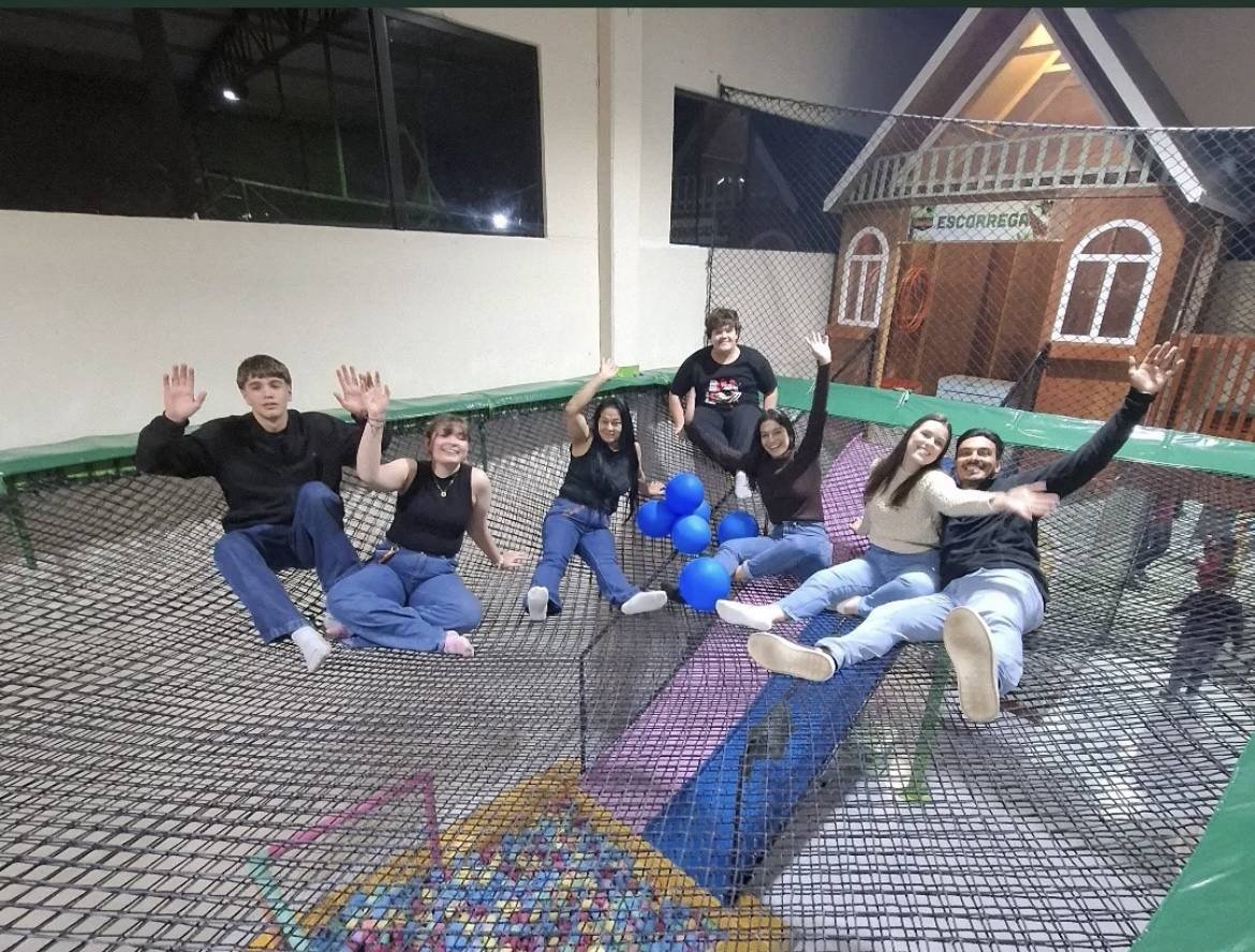 Área de lazer com casinha temática e escorregador da HM Entretenimento
