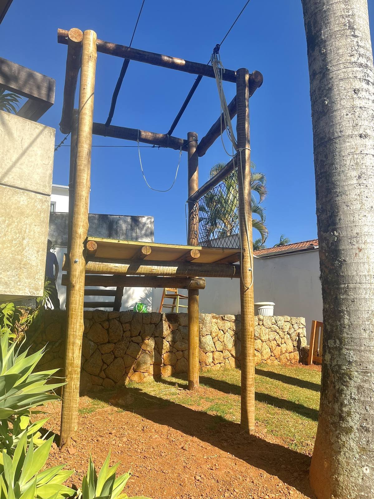 Brinquedão de madeira com plataformas elevadas construído pela HM Entretenimento